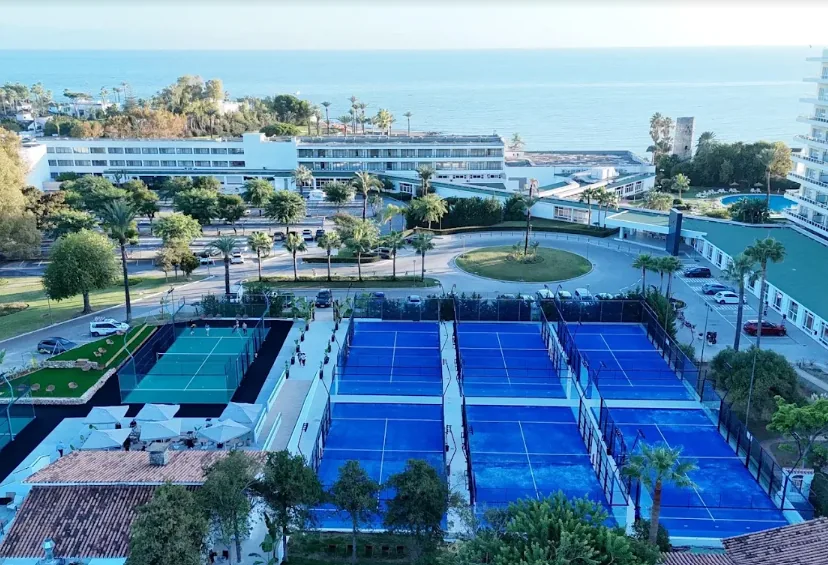 Padel courts next to a hotel and the sea in Marbella